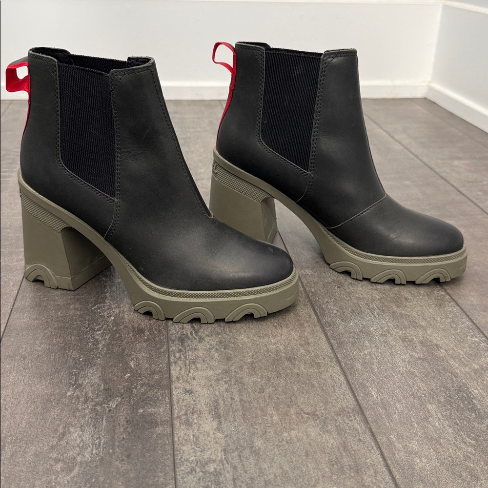 Like NEW! Leather Sorel Brex Heel Lug Chelsea Boot in Olive Green, size 8 - Picture 3 of 11